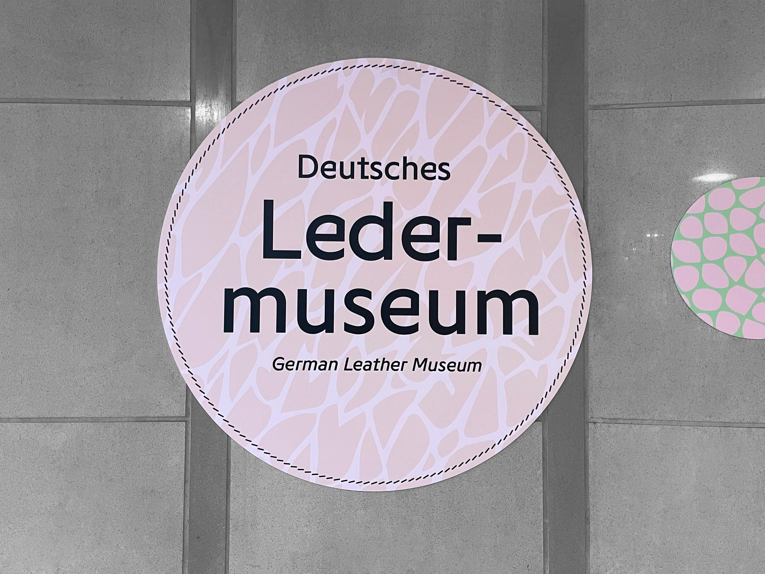 Offenbach Ledermuseum Orientierungs- & Leitsystem Deutsche Bahn Signage Spacedesign