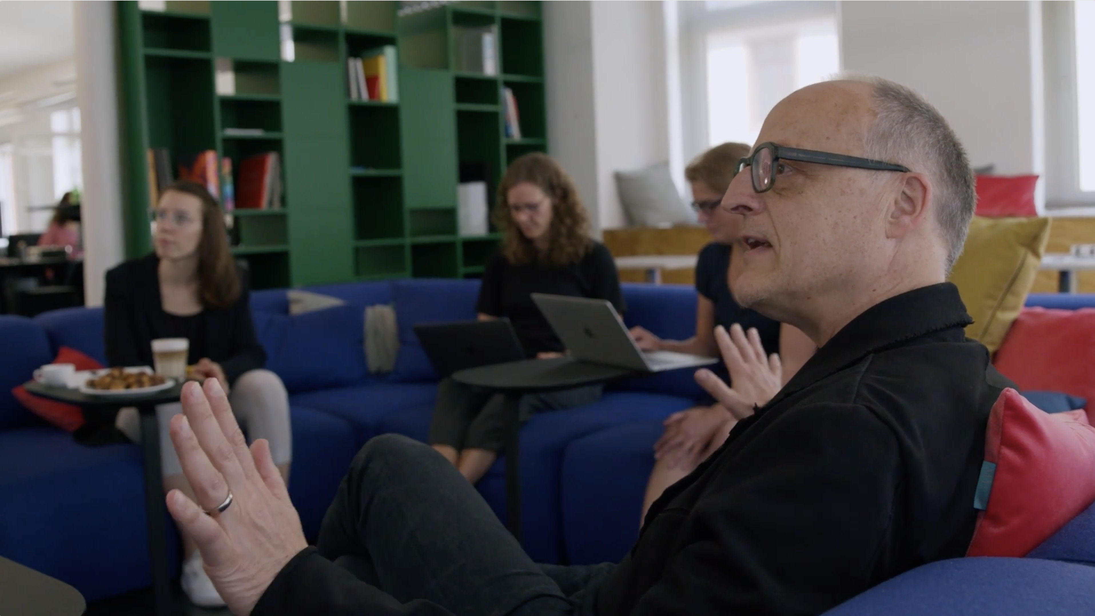 Marktanalysen sind nur der erste Schritt, um kreative Strategien und zielgenaue Positionierungen zu entwickeln. Unsere Erfahrung aus 25 Jahren Markenentwicklung und die Kreativität unseres jungen Design-Teams helfen uns, qualitativ hochwertige Lösungen für Kunden zu entwickeln.