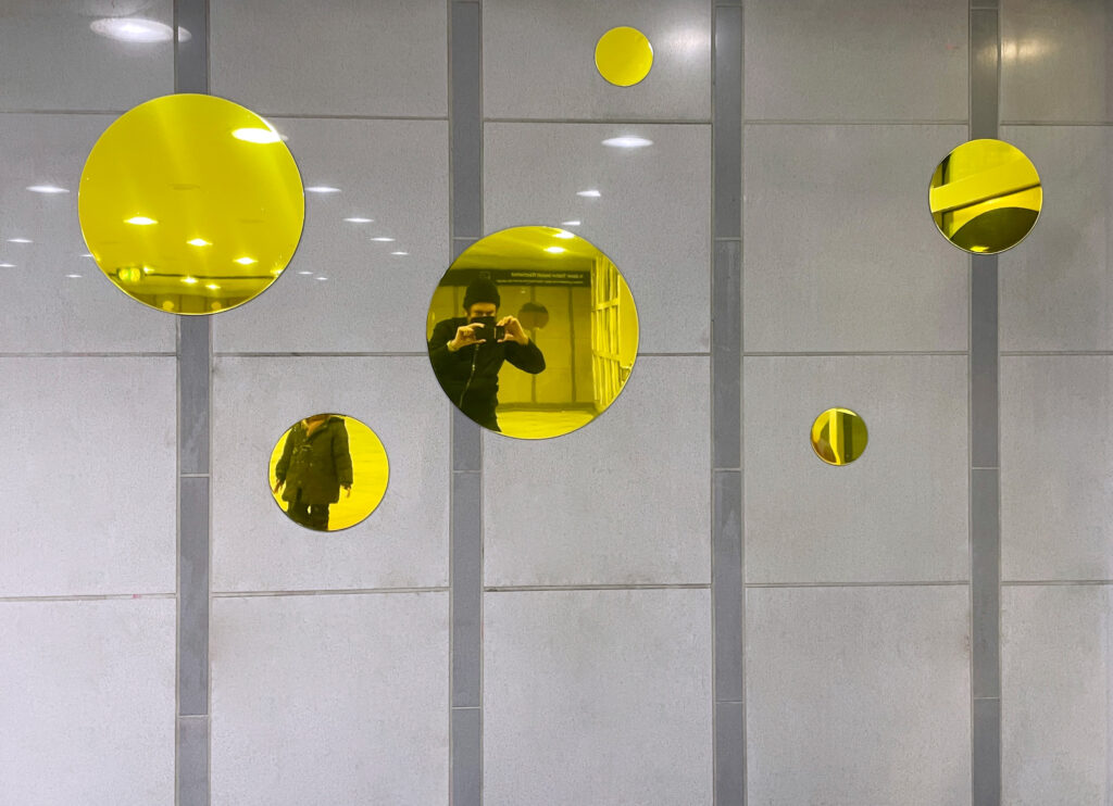 farbige Spiegelfliesen im Detail (Orientierungssystem, Brand Spaces) - S-Bahn-Haltestelle Deutsches Ledermuseum Offenbach