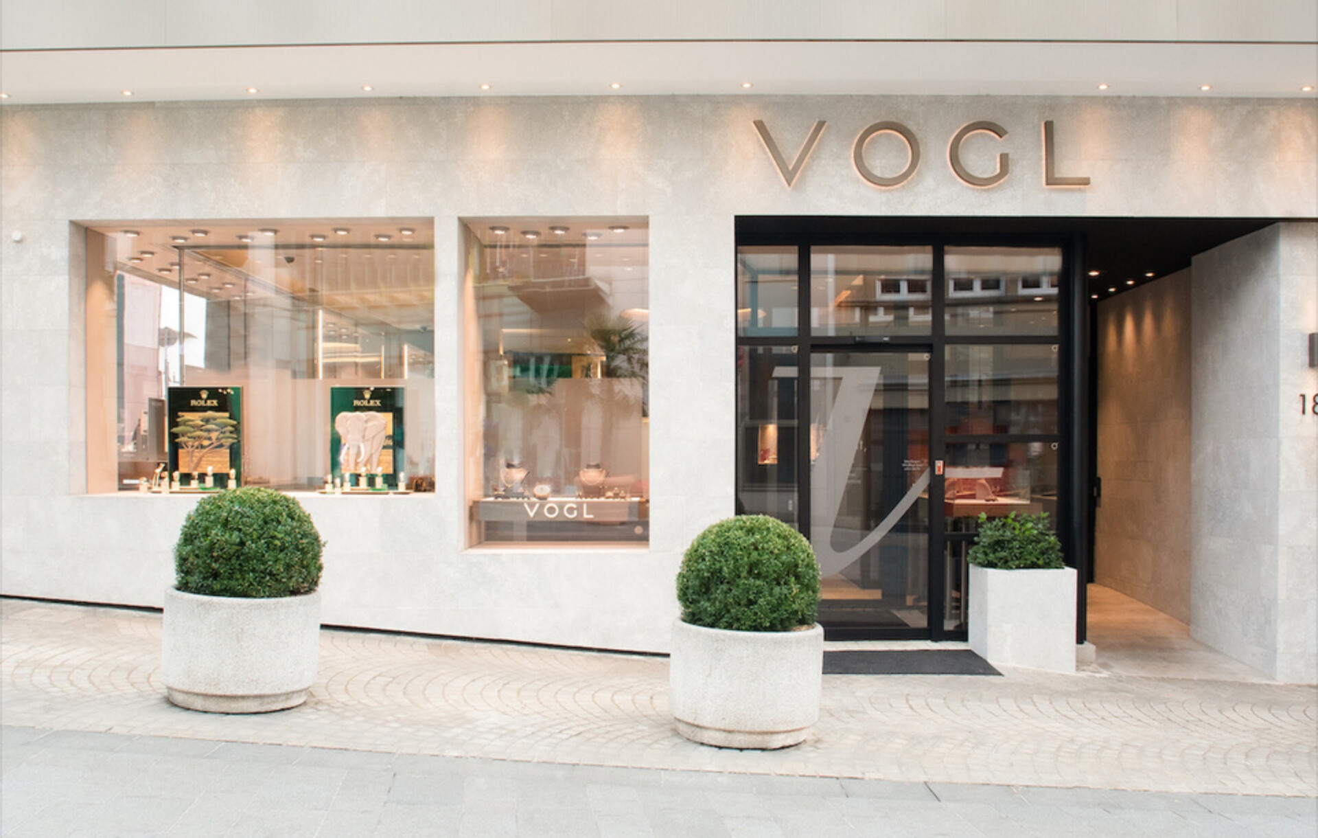 Ladenfront mit Schaufenster-Design / Retail-Design Juwelier Vogl